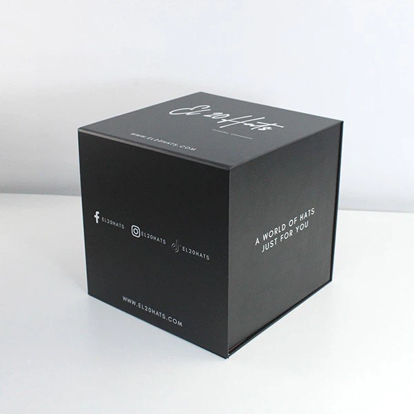 Two piece magnetic clousure folding box .